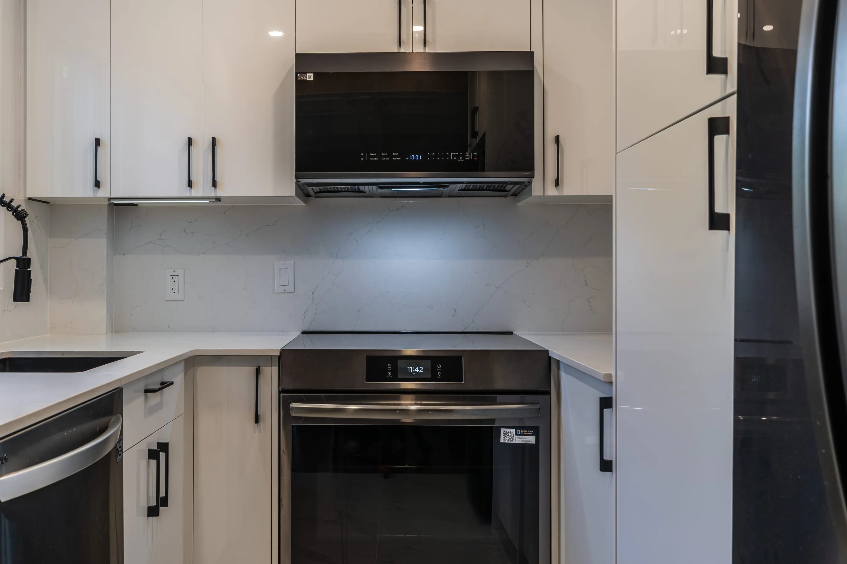 Mur de cuisson : four sous le comptoir et micro-ondes encastré