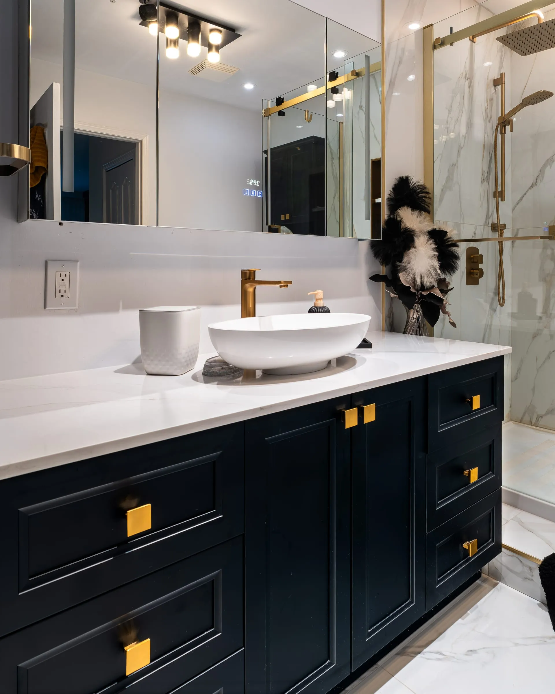 Salle de bain de Robert : vanité Shaker bleu nuit, poignées dorées, vasque blanche et robinet doré