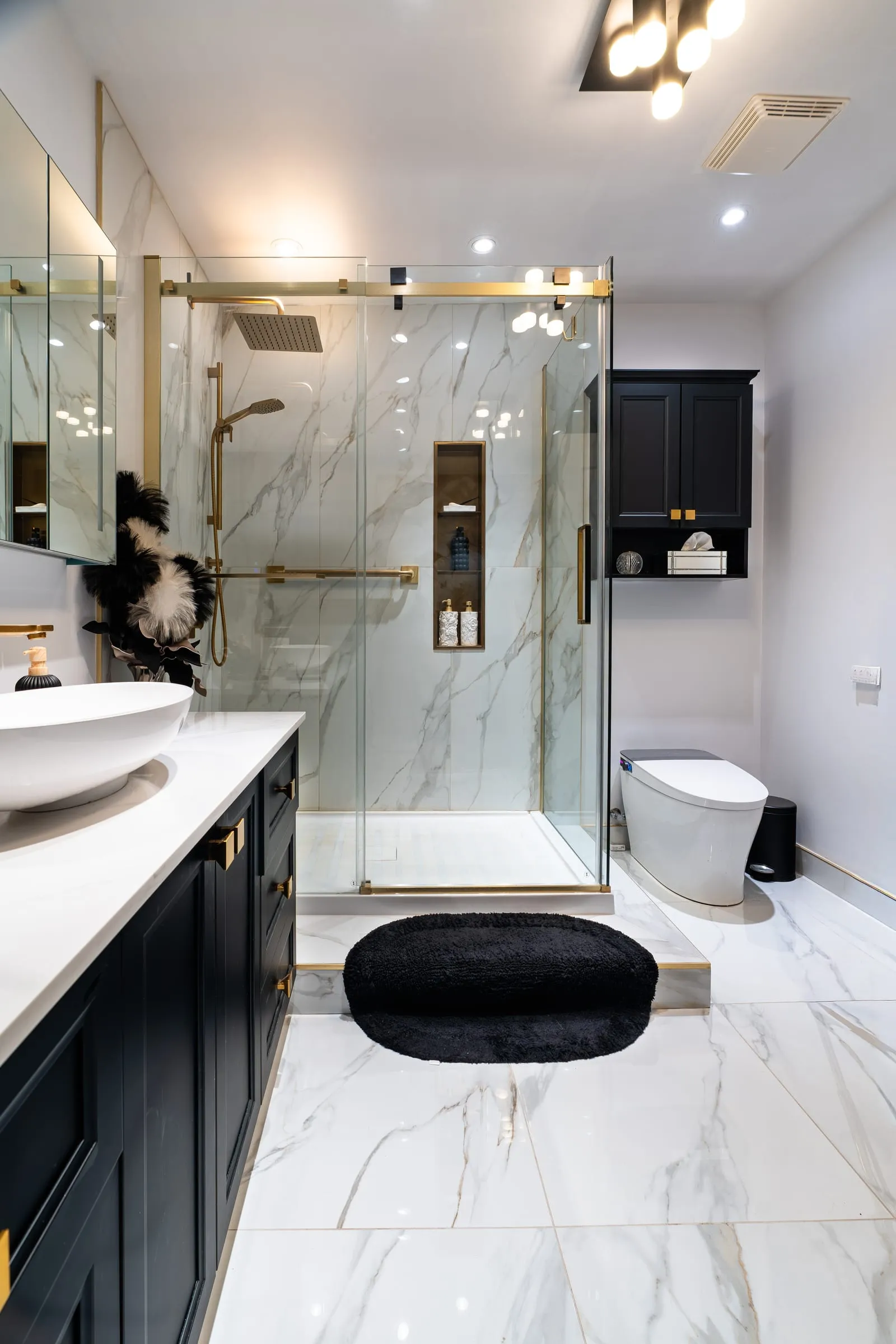 Vue d’ensemble : vanité, douche vitrée et colonne de rangement
