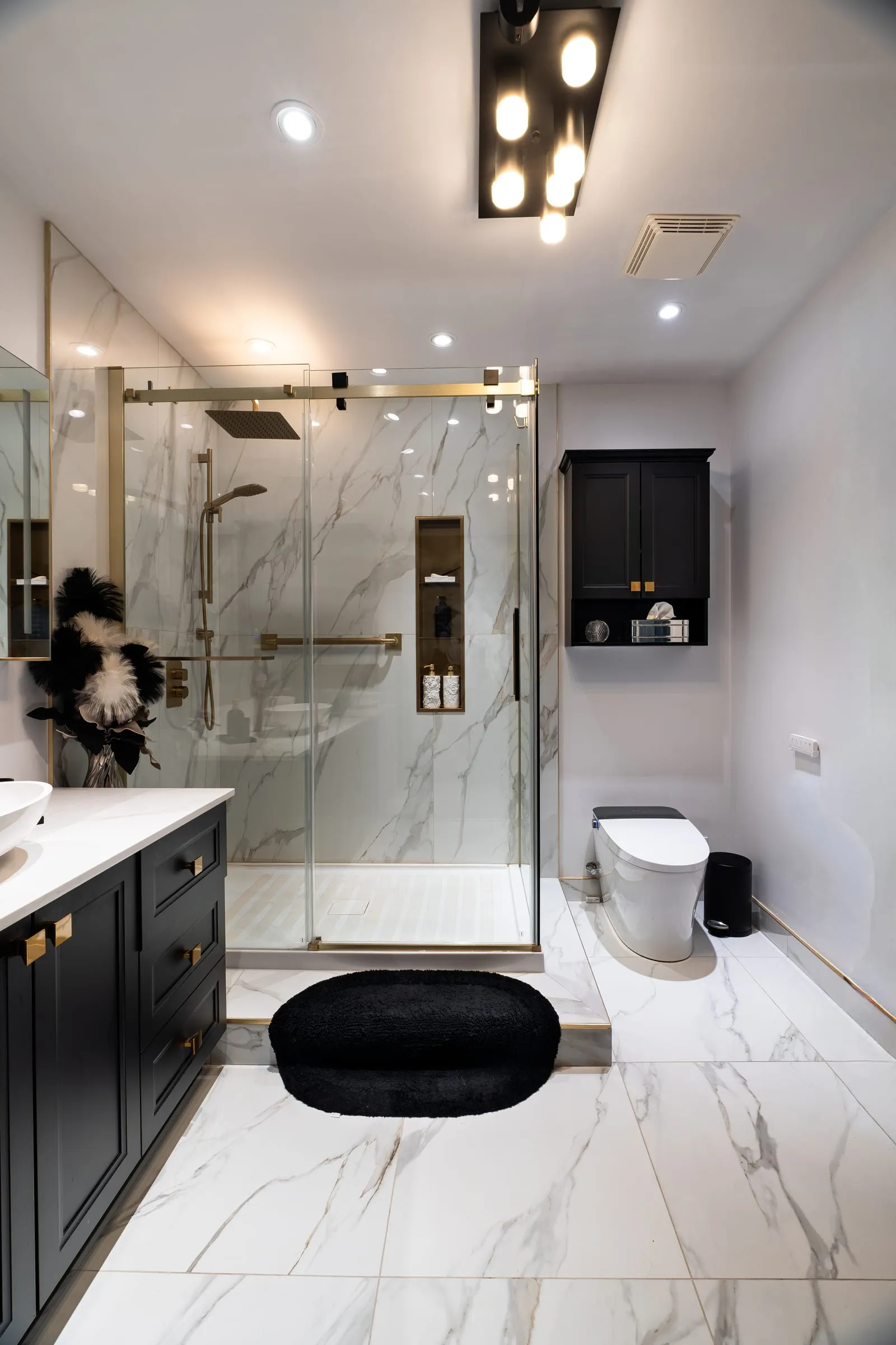 Douche vitrée et armoire murale bleu nuit