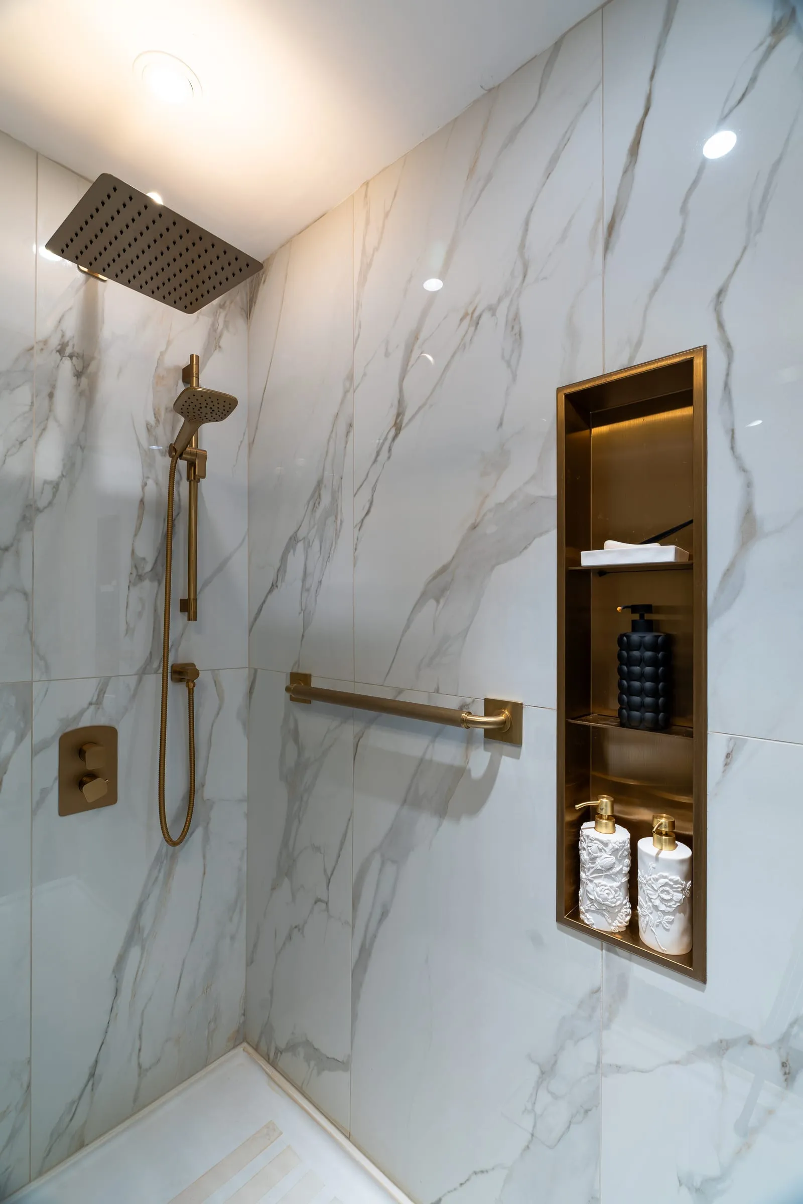 Niche de douche dorée et robinetterie