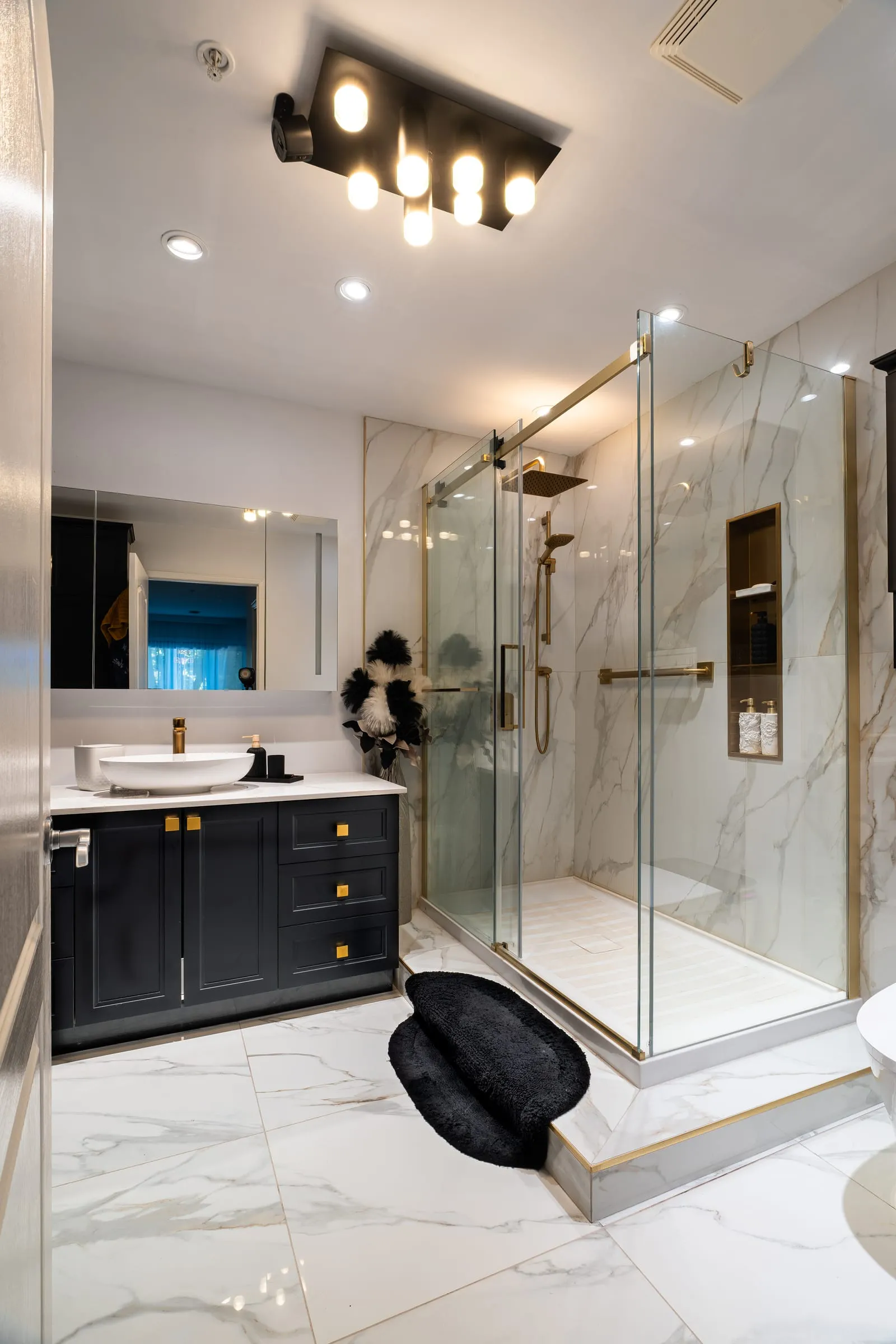 La salle de bain en entier, de la vanité à la douche