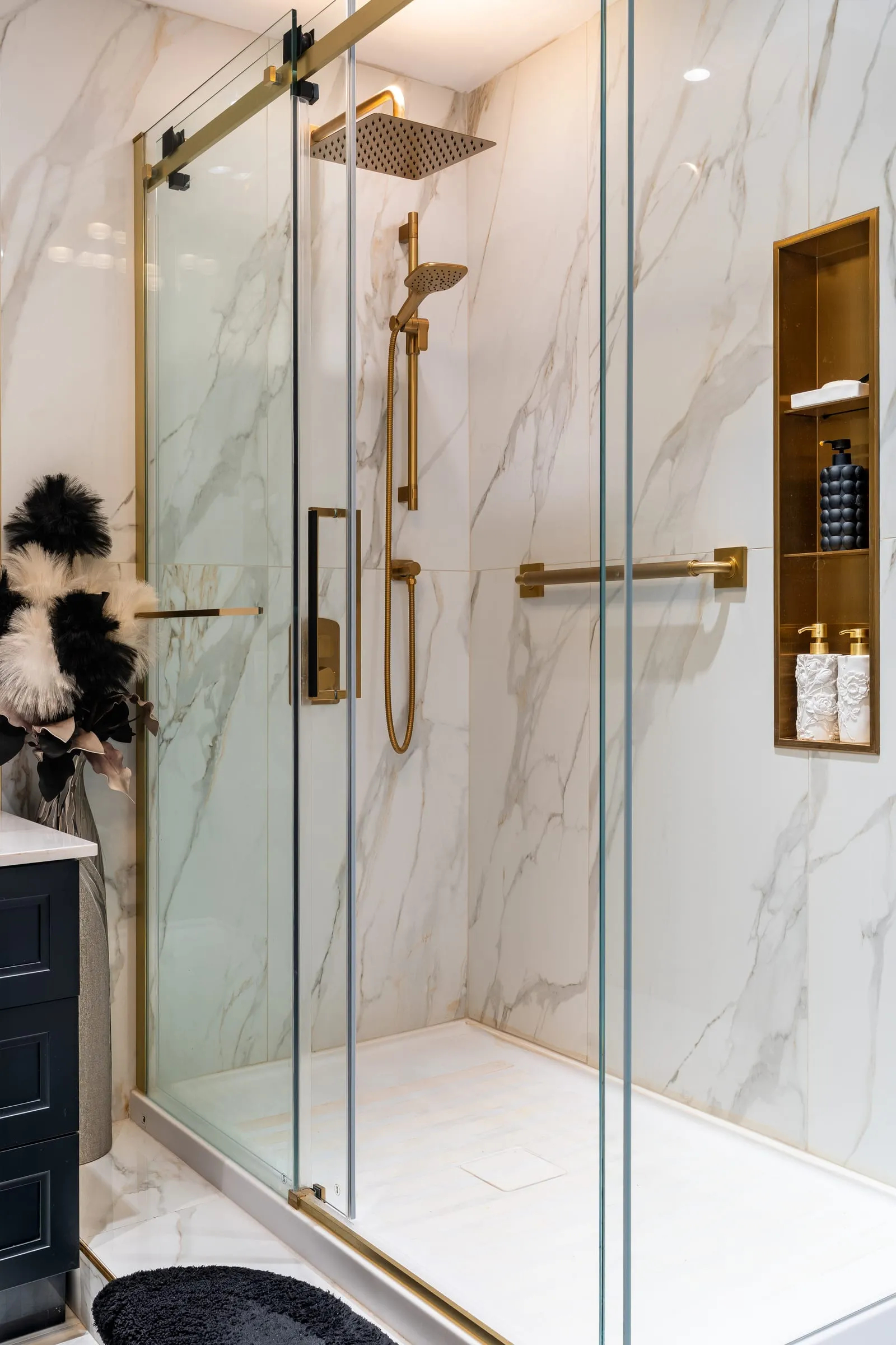 Douche au mur de marbre et niche dorée